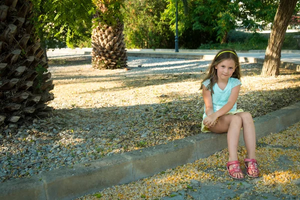 Retrato de una niña pequeña en un parque de verano —  Fotos de Stock