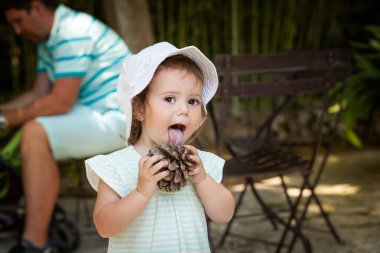 Alfabia bahçelerde sevimli küçük kız