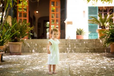 Alfabia bahçelerde sevimli küçük kız