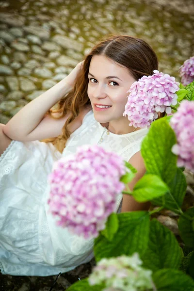 Hermosa joven sonriente en los jardines de Alfabia — Foto de Stock