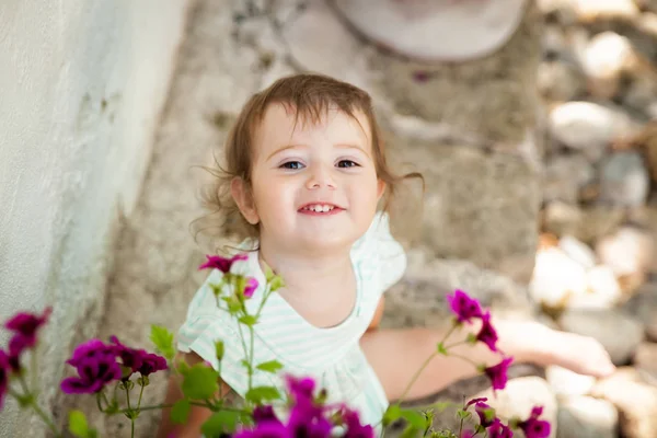 Linda niña pequeña en los jardines de Alfabia —  Fotos de Stock
