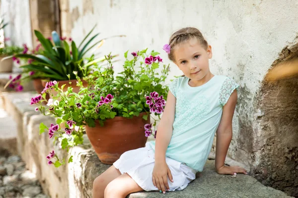 Linda niña pequeña en los jardines de Alfabia —  Fotos de Stock