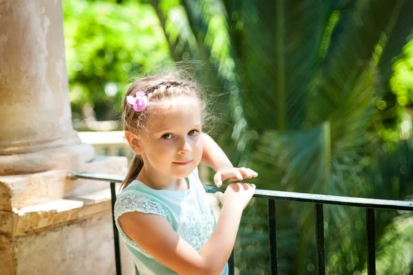 Cute small girl in Alfabia gardens — Stock Photo, Image