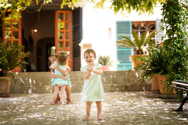 Cute small girls in Alfabia gardens — Stock Photo, Image