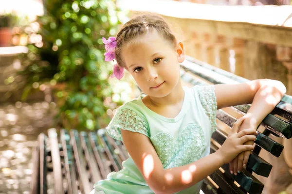 Linda niña pequeña en los jardines de Alfabia —  Fotos de Stock