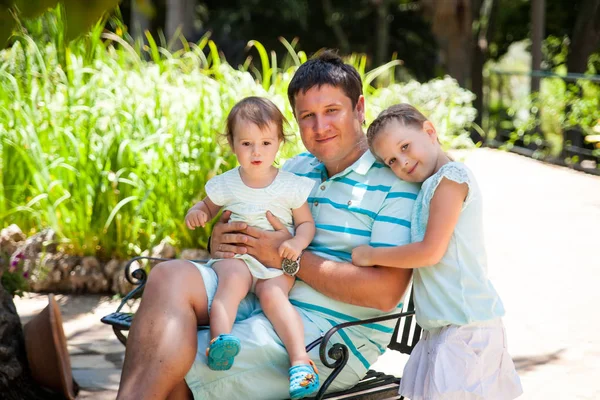 Alfabia bahçelerde iki kızı ile mutlu baba — Stok fotoğraf