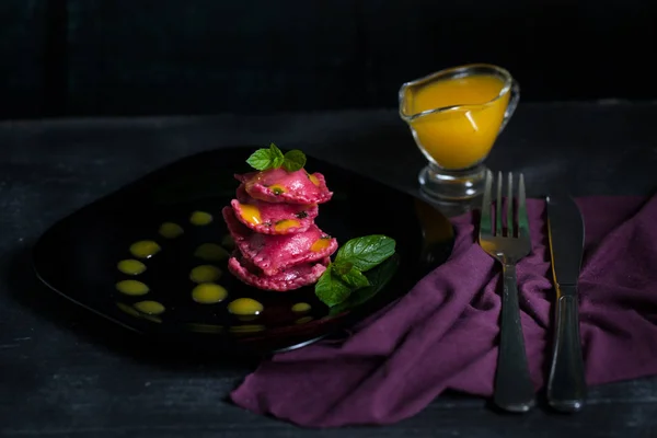 Ravioli vegani con barbabietola serviti con salsa all'arancia — Foto Stock