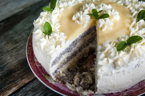 Delicioso pastel casero de semillas de amapola con cuajada de limón y crema batida —  Fotos de Stock
