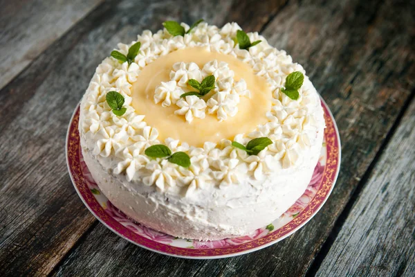 Köstlicher hausgemachter Mohnkuchen mit Zitronenquark und Schlagsahne — Stockfoto