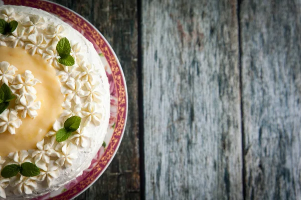 Köstlicher hausgemachter Mohnkuchen mit Zitronenquark und Schlagsahne — Stockfoto