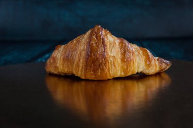 Kahvaltı için lezzetli Fransız kruvasan