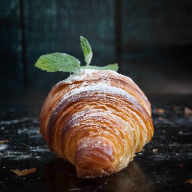 Kahvaltı için lezzetli Fransız kruvasan