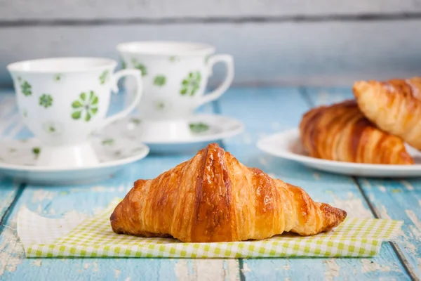 Croissants franceses saborosos para o café da manhã — Fotografia de Stock