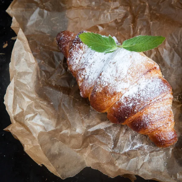 Croissants franceses saborosos para o café da manhã — Fotografia de Stock