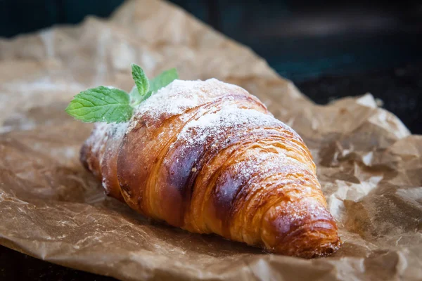 Croissants franceses saborosos para o café da manhã — Fotografia de Stock