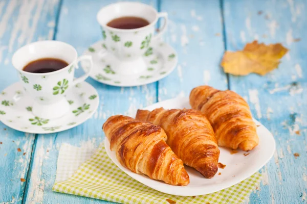 Croissants franceses saborosos para o café da manhã — Fotografia de Stock