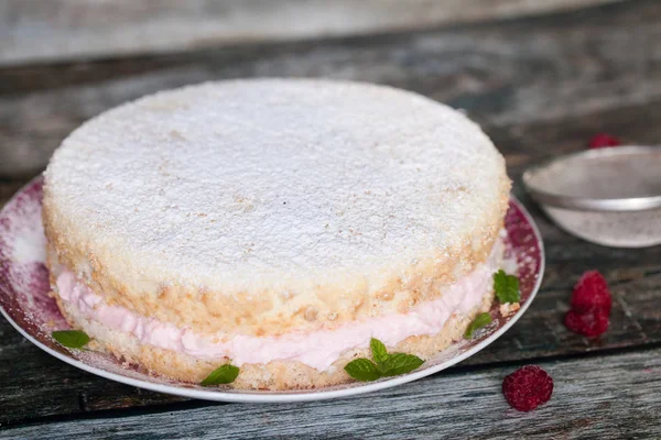 Frischer Keks-Kuchen mit Himbeer-Joghurt-Sahne — Stockfoto