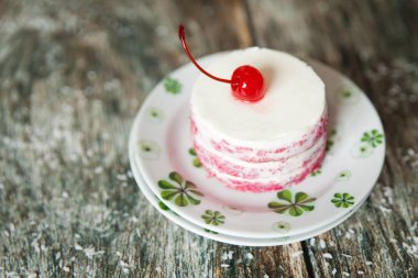 Kırmızı kadife kek. Sağlıklı ev şekersiz pasta pişirme