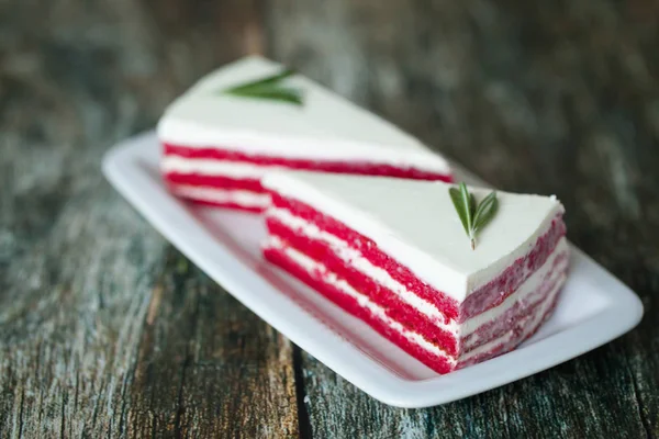 Bolo de veludo vermelho. Bolo caseiro saudável sem açúcar — Fotografia de Stock