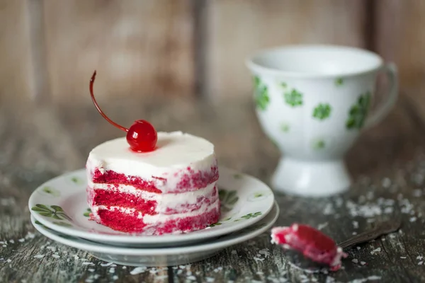 Bolo de veludo vermelho. Bolo caseiro saudável sem açúcar — Fotografia de Stock