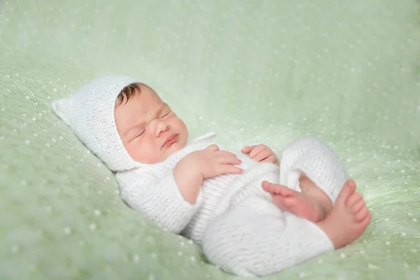 Söt sovande nyfödda baby i vit stickad fluffiga kattunge kostym — Stockfoto