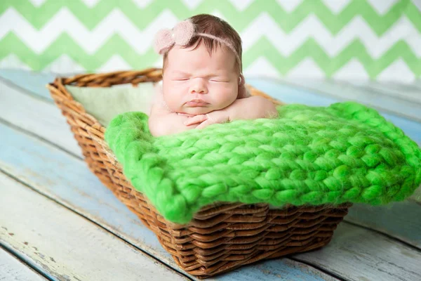 Linda niña recién nacida en un mameluco de punto rosa —  Fotos de Stock