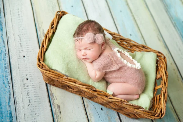 Pembe örgü romper şirin yeni doğan bebek kız — Stok fotoğraf