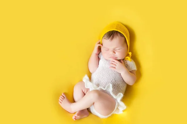 Härlig sovande nyfödd baby flicka — Stockfoto