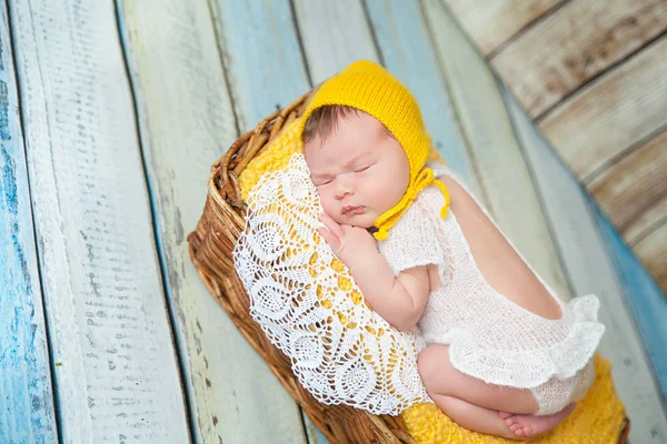 Linda niña recién nacida en un mameluco de punto rosa —  Fotos de Stock