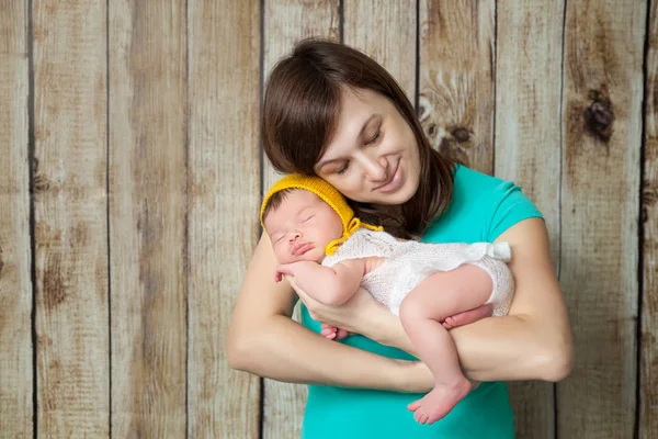 Feliz madre abrazando a su bebé recién nacido —  Fotos de Stock