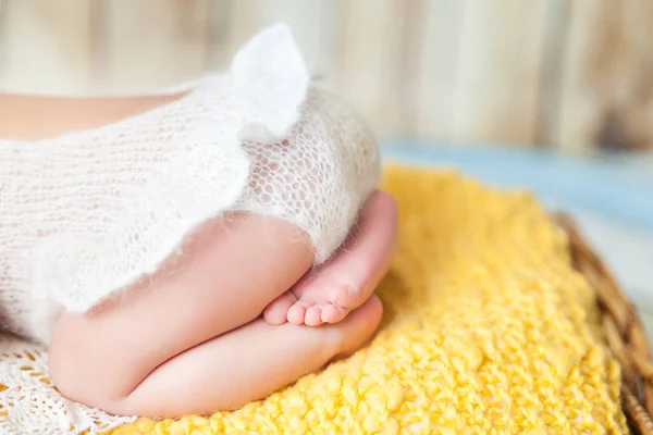 Süßes neugeborenes Mädchen im rosa Strickstrampler — Stockfoto