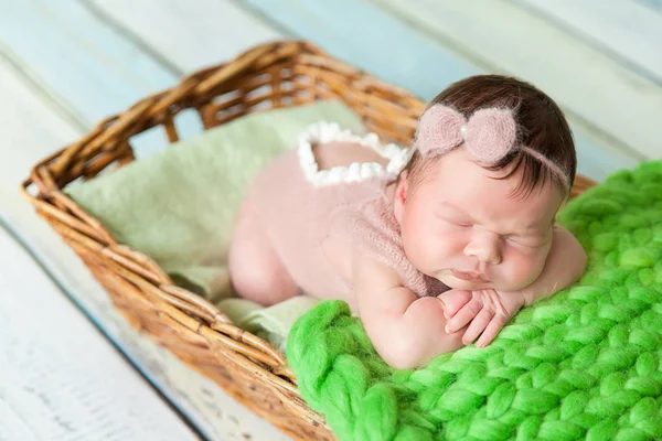 Schattige pasgeboren babymeisje in een roze tricot romper — Stockfoto