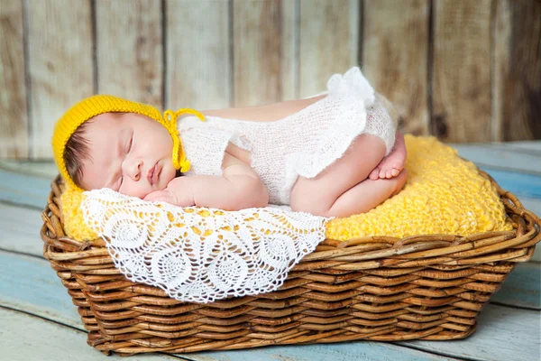 Schattige pasgeboren babymeisje in een roze tricot romper — Stockfoto