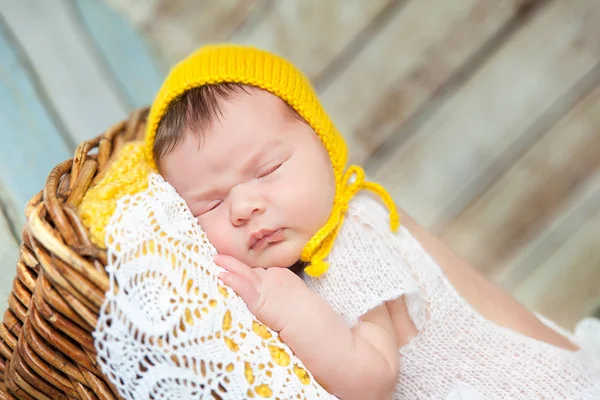 Schattige pasgeboren babymeisje in een roze tricot romper — Stockfoto