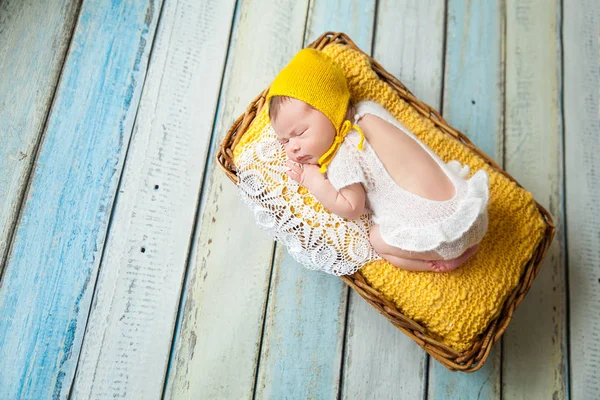 Linda niña recién nacida en un mameluco de punto rosa —  Fotos de Stock