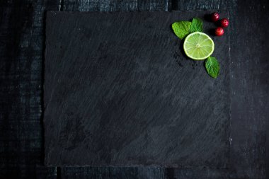 Mojito kokteyl malzemeler: kızılcık, nane, limon