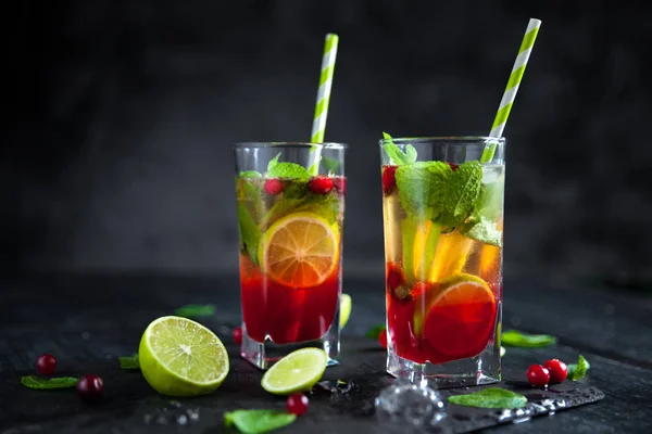 Mojito cocktail with cranberry, lime and mint — Stock Photo, Image