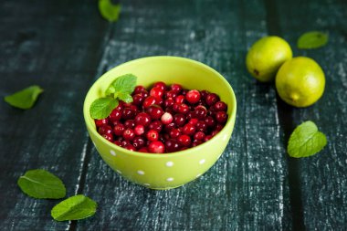 Mojito kokteyl malzemeler: kızılcık, nane, limon