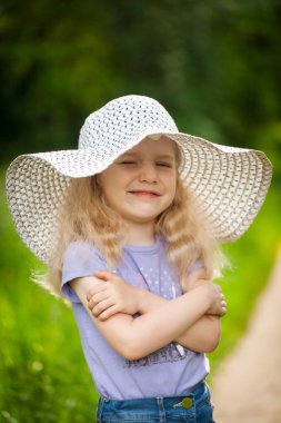Yaz aylarında beyaz şapkalı şirin kız