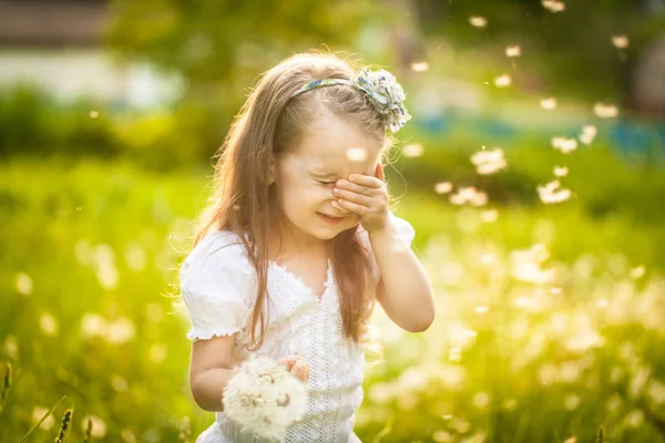 Small girl blowing dandelion — Stock Photo, Image