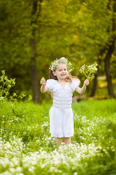 Dziewczynka w pole z białych kwiatów — Zdjęcie stockowe