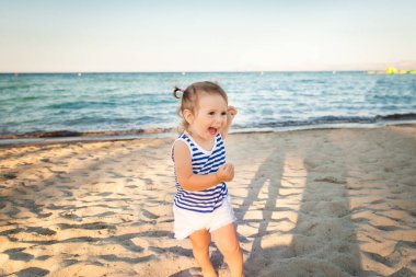 Sevimli kız Sunset'teki bir plajda. Mallorca, İspanya