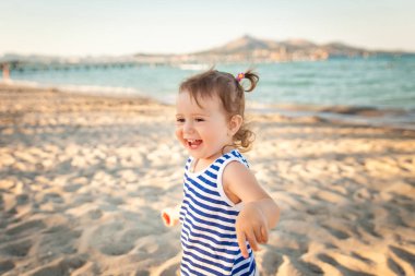 Sevimli kız Sunset'teki bir plajda. Mallorca, İspanya