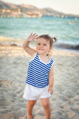 Sevimli kız Sunset'teki bir plajda. Mallorca, İspanya