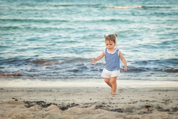 Schattig meisje op een strand op zonsondergang. Mallorca, Spanje — Stockfoto