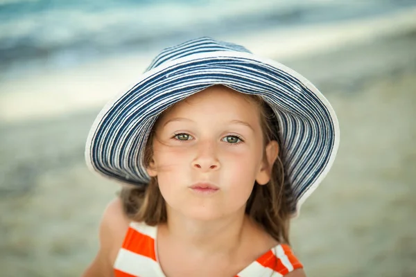 Schattig meisje op een strand op zonsondergang. Mallorca, Spanje — Stockfoto