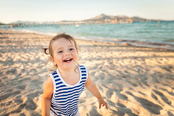 Schattig meisje op een strand op zonsondergang. Mallorca, Spanje — Stockfoto