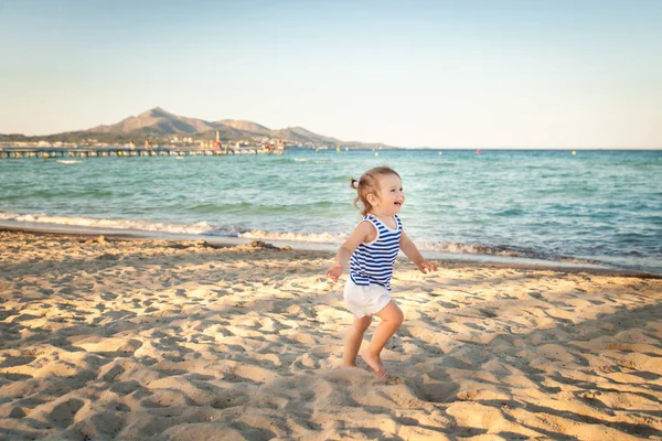 Schattig meisje op een strand op zonsondergang. Mallorca, Spanje — Stockfoto