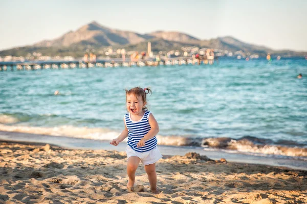 Schattig meisje op een strand op zonsondergang. Mallorca, Spanje — Stockfoto