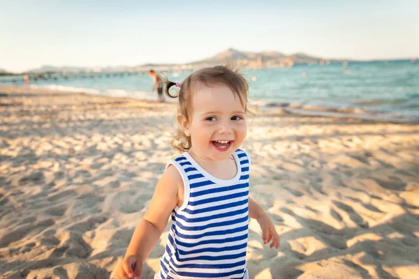 Schattig meisje op een strand op zonsondergang. Mallorca, Spanje — Stockfoto